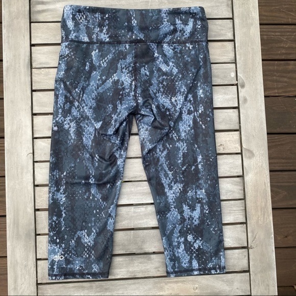 Alo Airbrush Capri Leggings - Picture 4 of 9